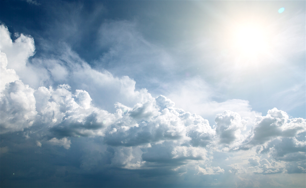 Papier peint lumière intense parmi les nuages orageux