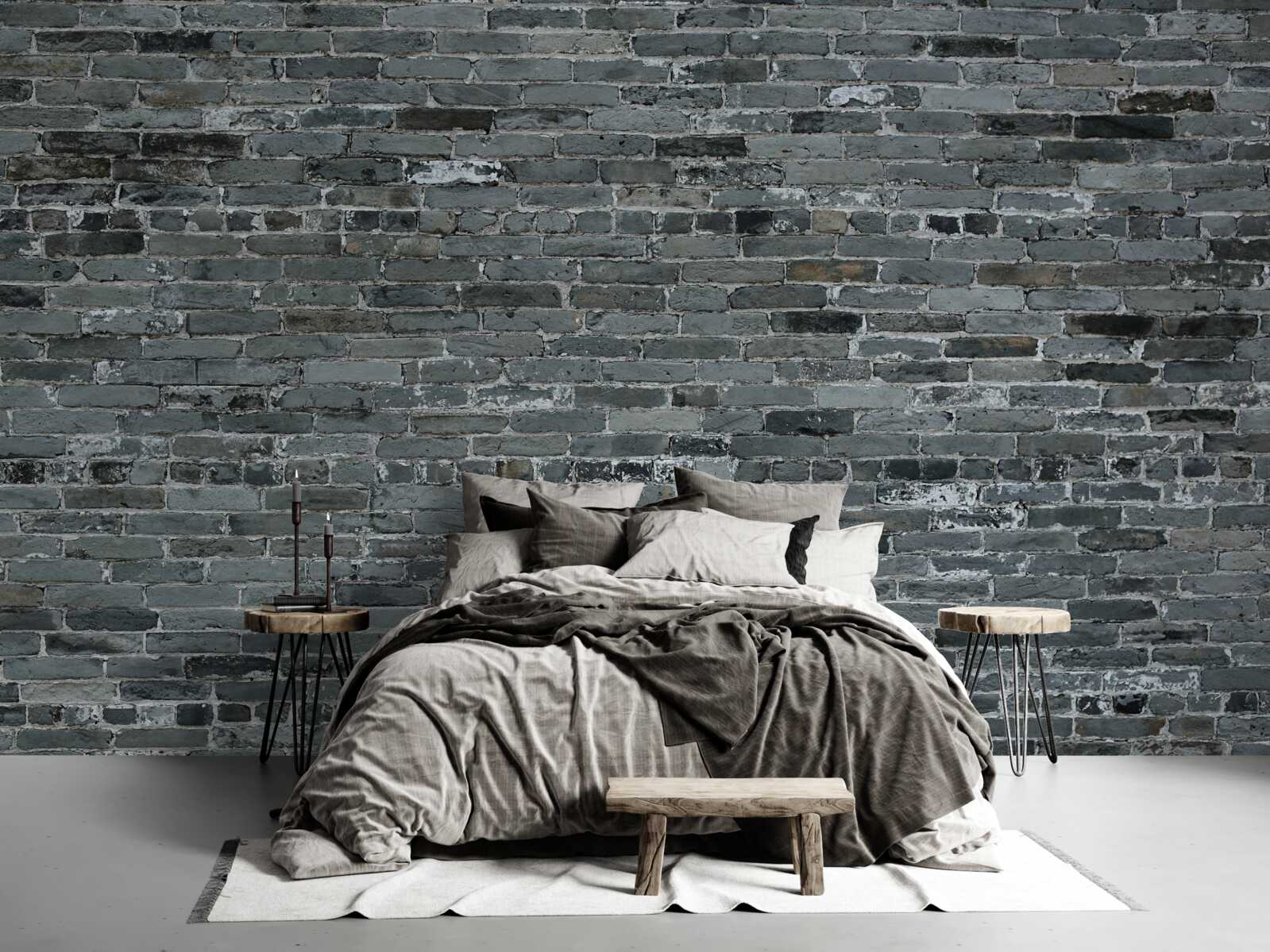 Papier peint Le mur en briques est de couleur gris foncé.