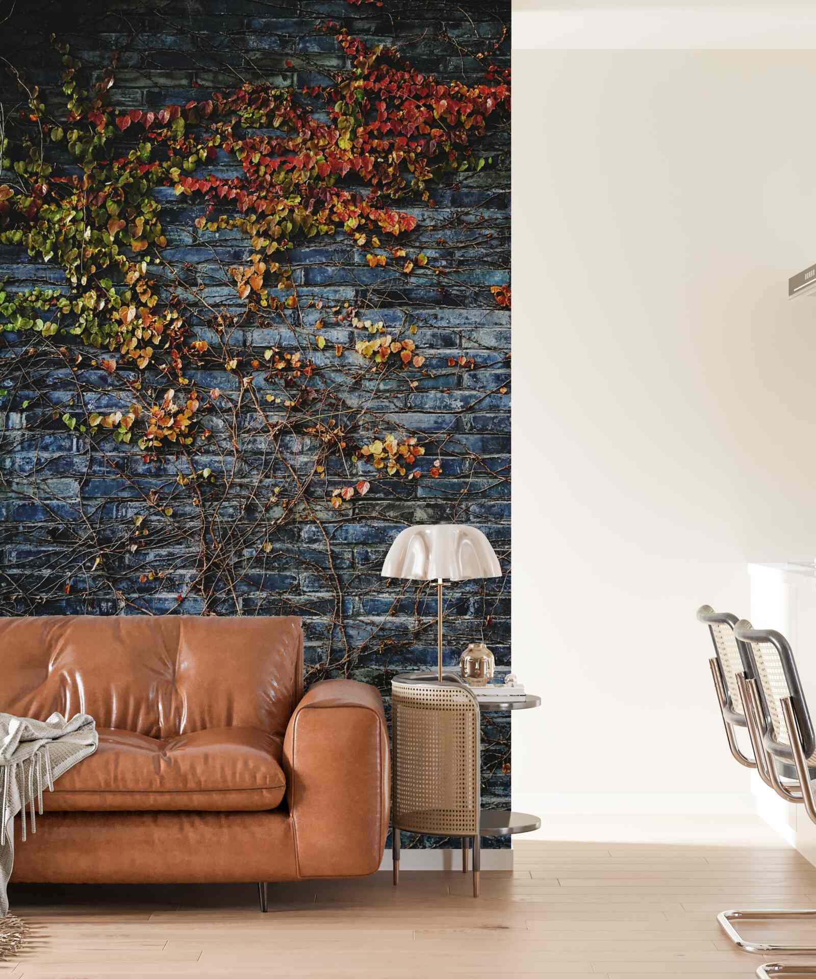 Papier peint lierre descendant d'un mur de briques