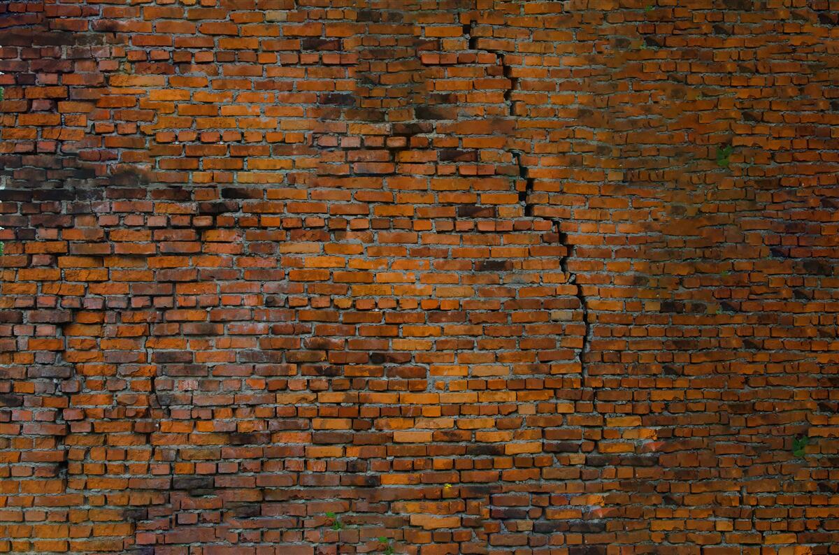 Papier peint grande fissure dans un mur de briques