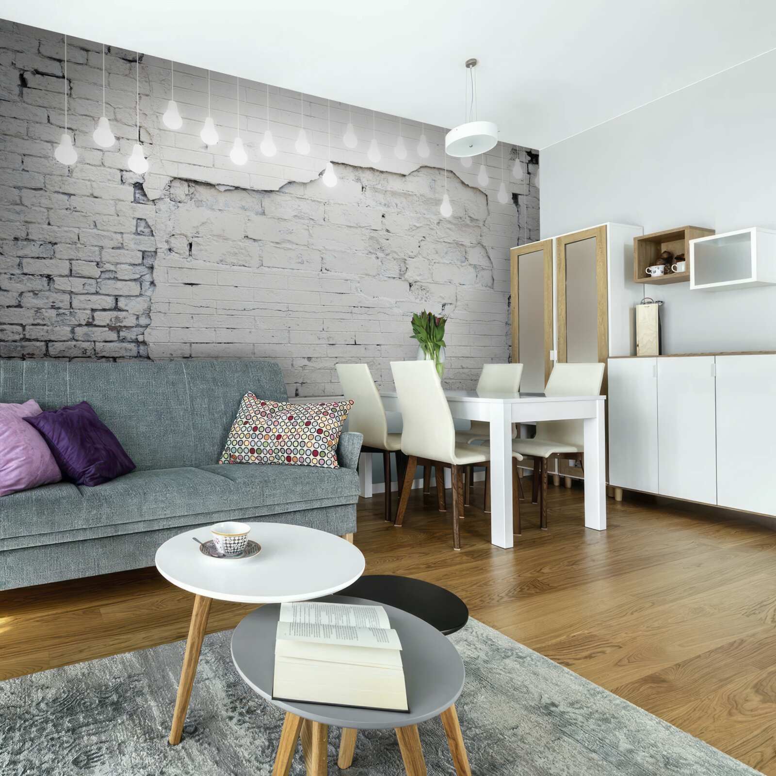 Papier peint mur de briques blanches et ampoules électriques