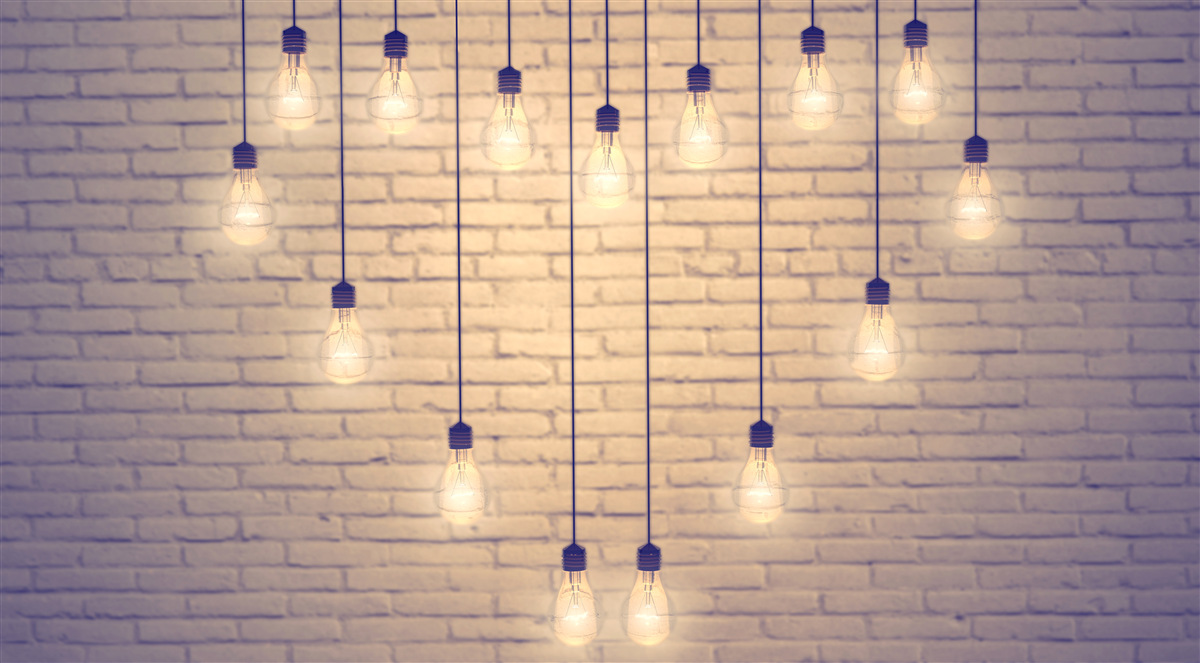 Papier peint un cœur fait de lampes fluorescentes apparaît sur un fond de mur couleur cyprès