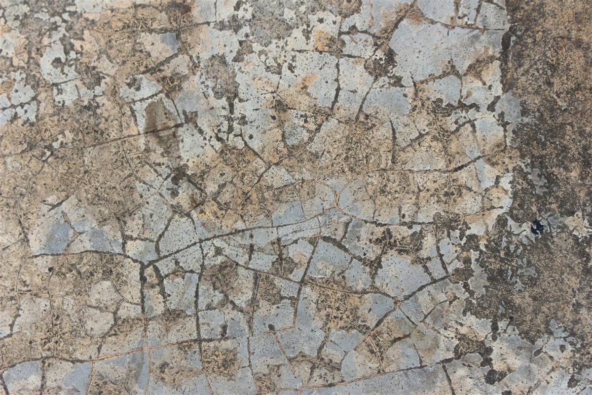 Papier peint surface en marbre, parsemée de fissures