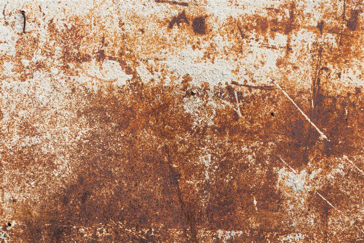 Papier peint mur rayé peint dans des tons rouille foncés