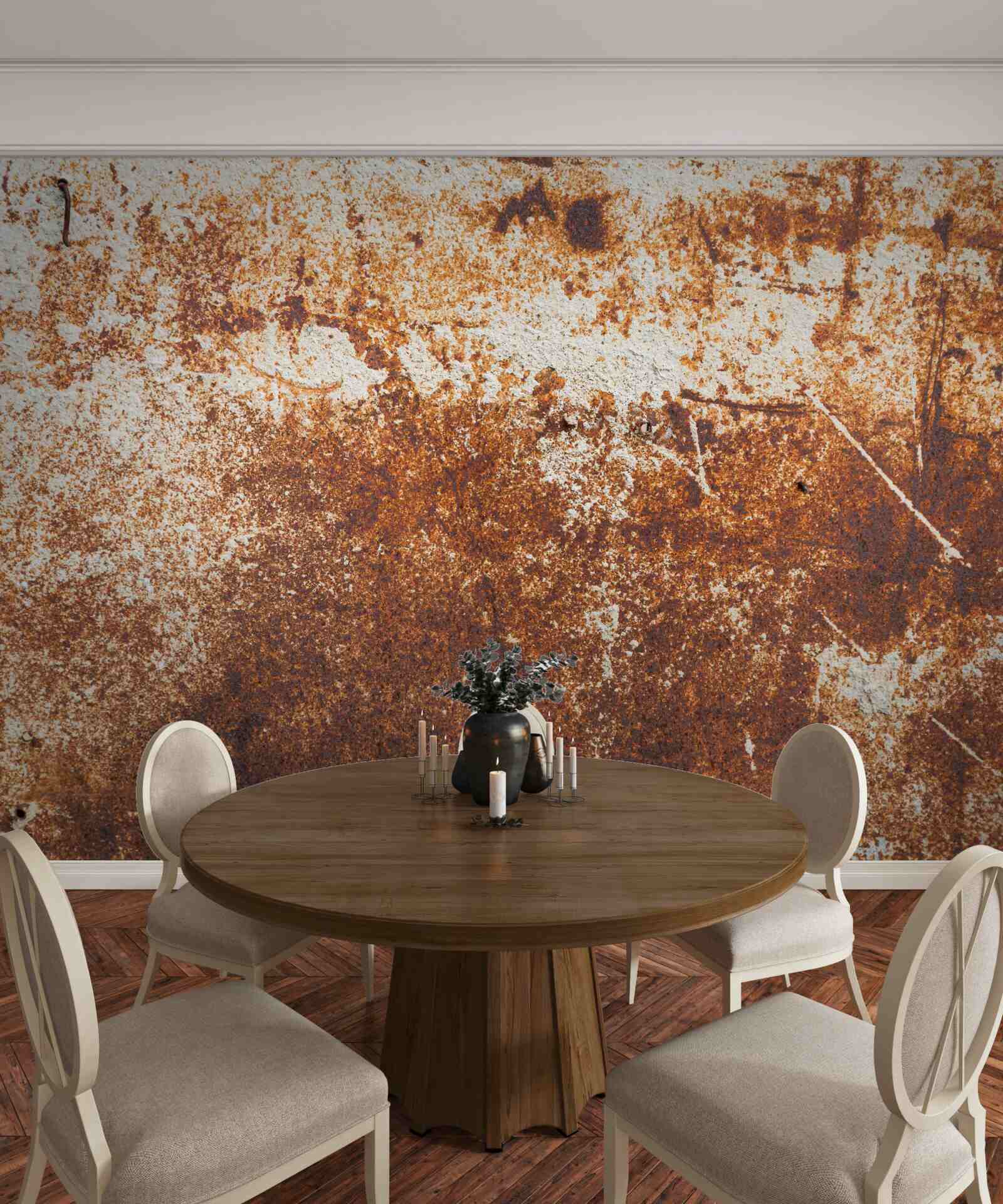 Papier peint mur rayé peint dans des tons rouille foncés