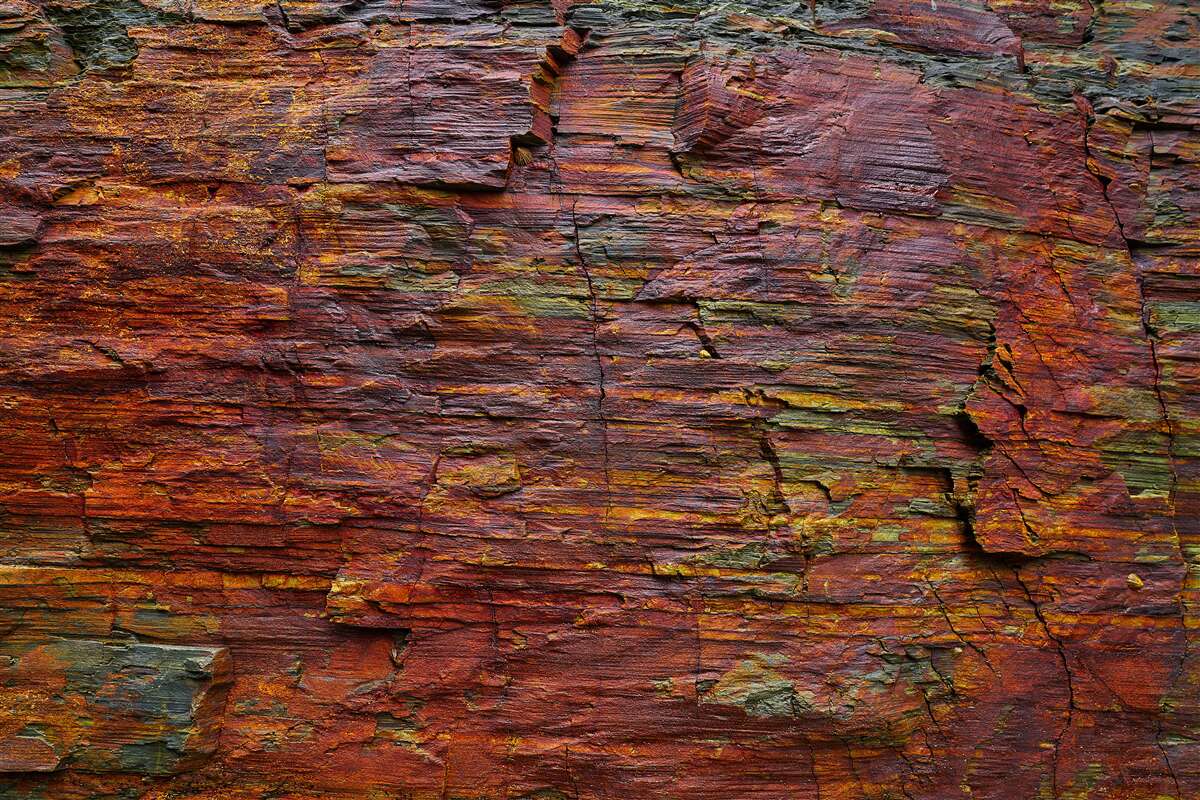 Papier peint l'arrière-plan est assombri les montagnes