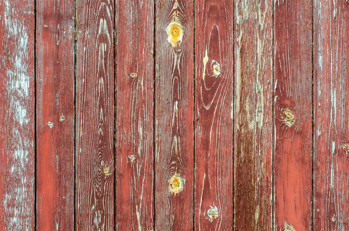 Papier peint le fond en bois est rouge et a un aspect antique