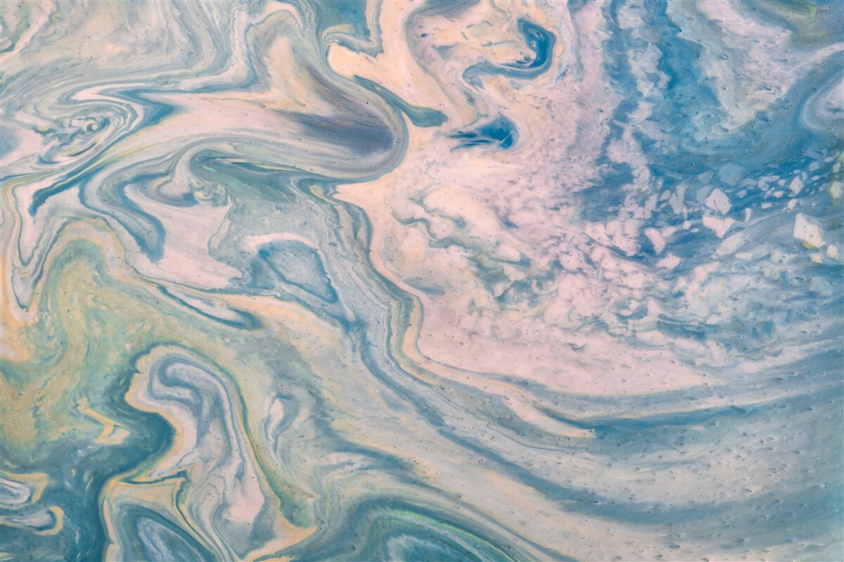 Papier peint lignes abstraites multicolores suivant des trajectoires fluides