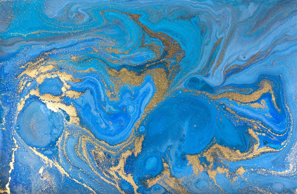 Papier peint bleu et or dans le style marbre