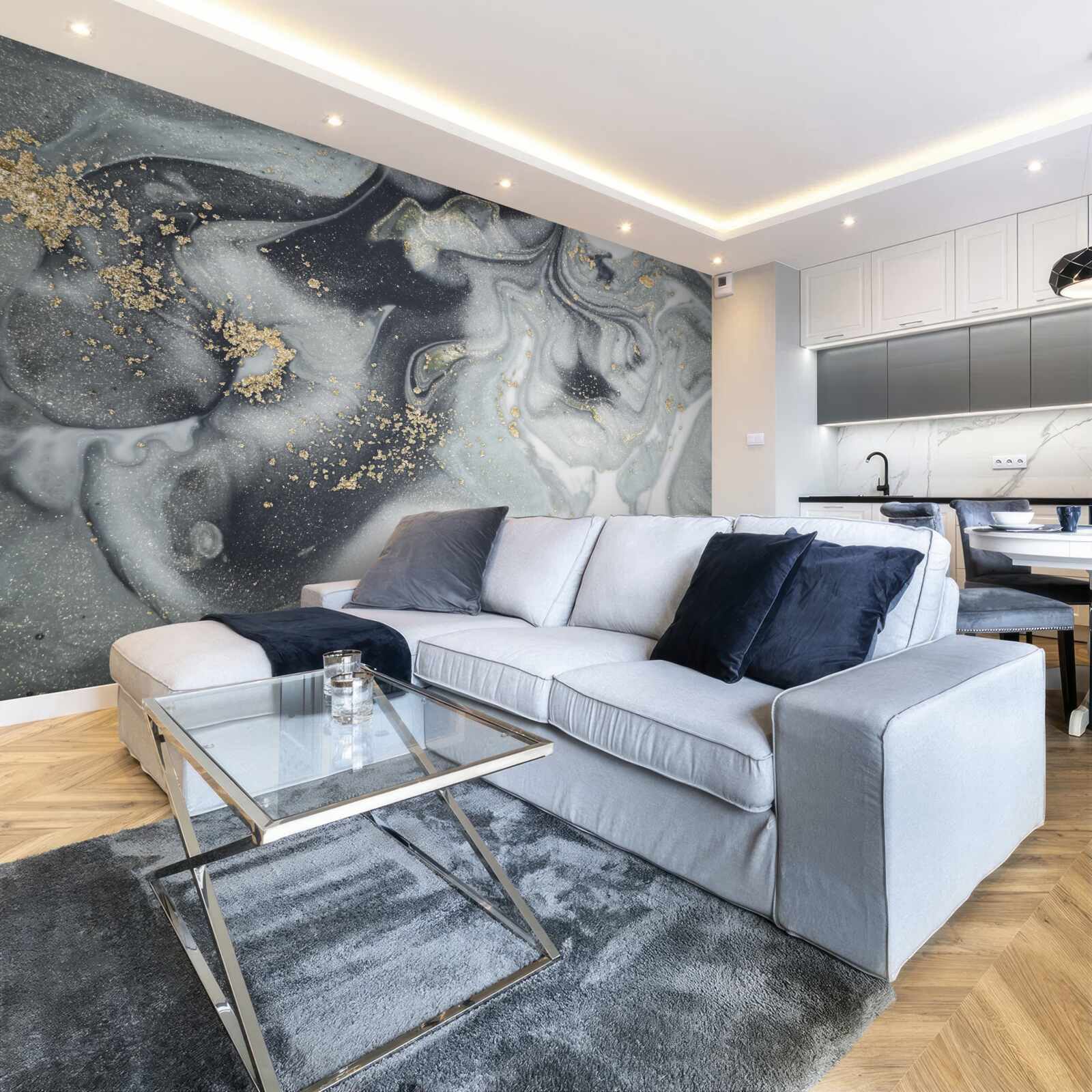 Papier peint grains de sable dorés sur une surface de marbre gris