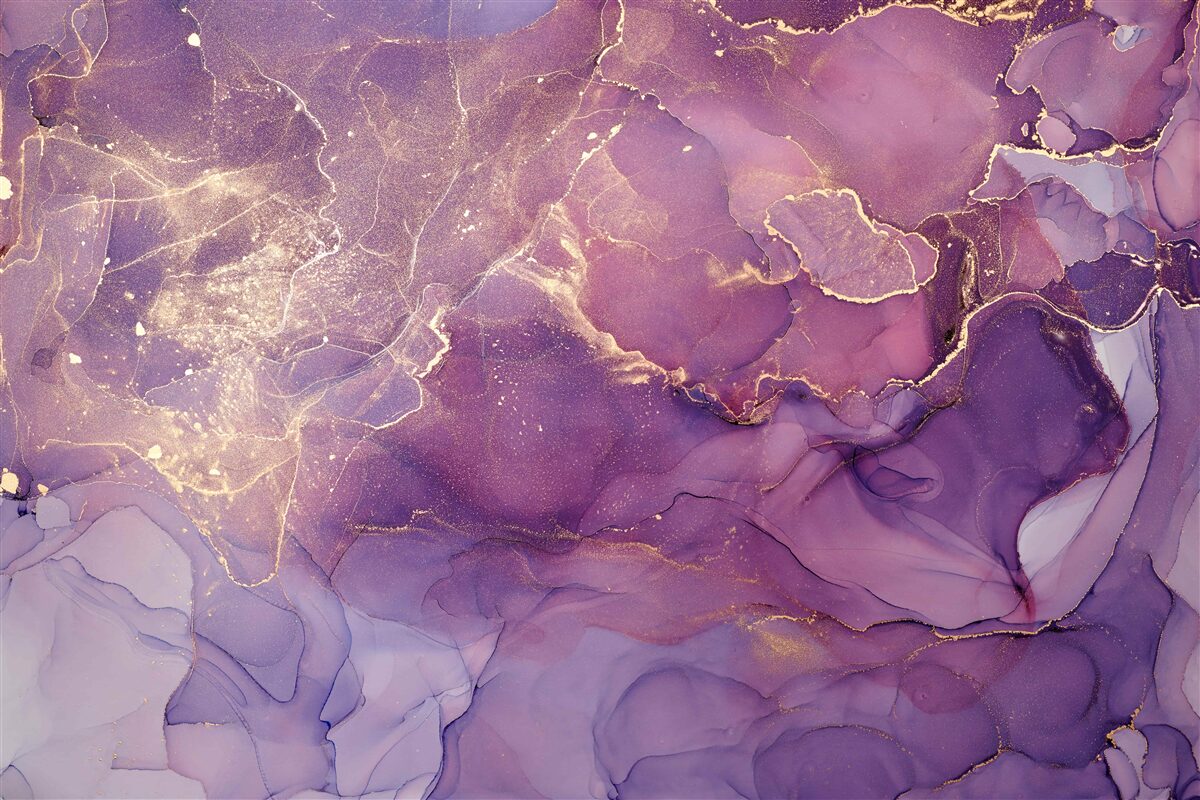 Papier peint fond marbré en or avec une teinte violette
