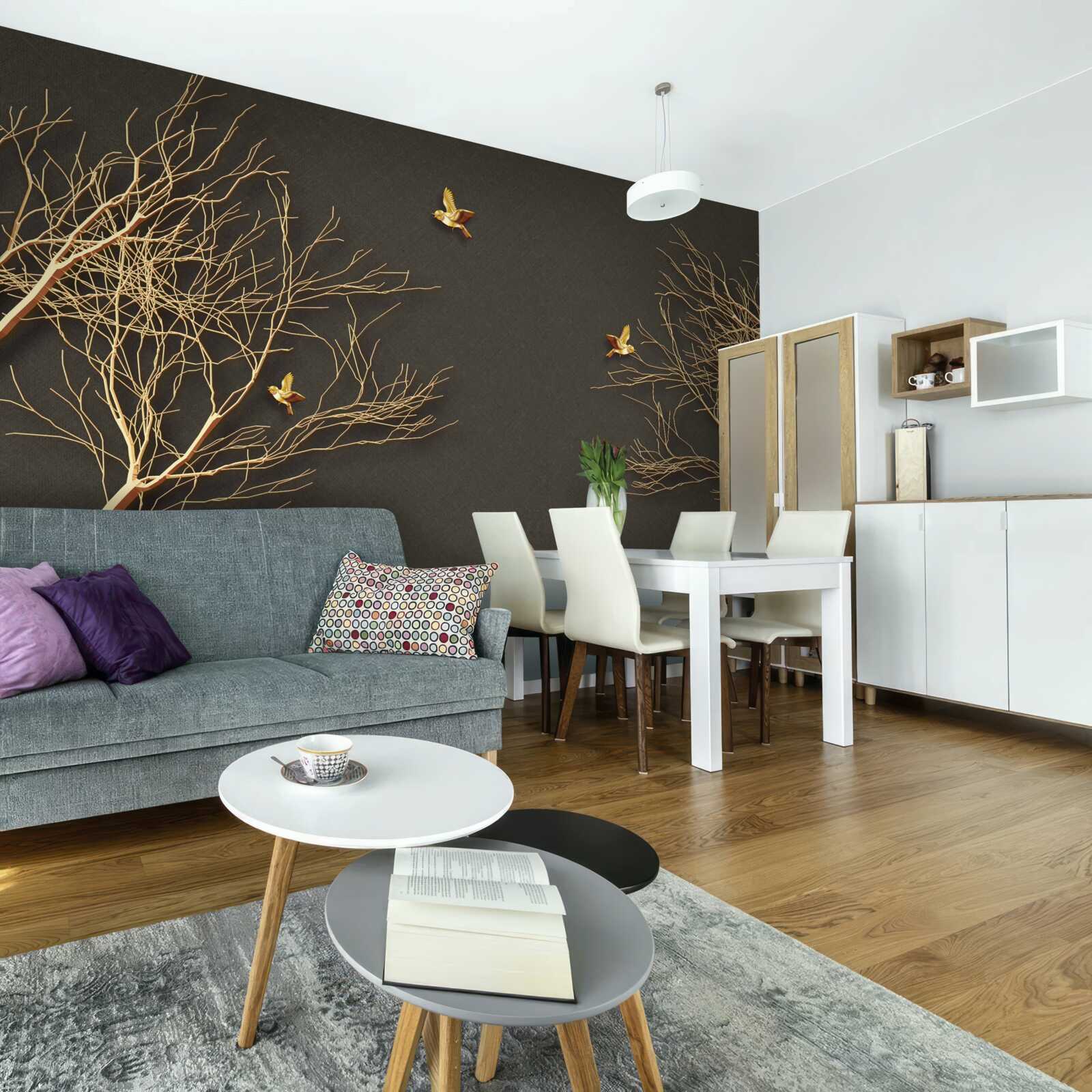 Papier peint arbres dorés et papillons contre l'obscurité du ciel nocturne