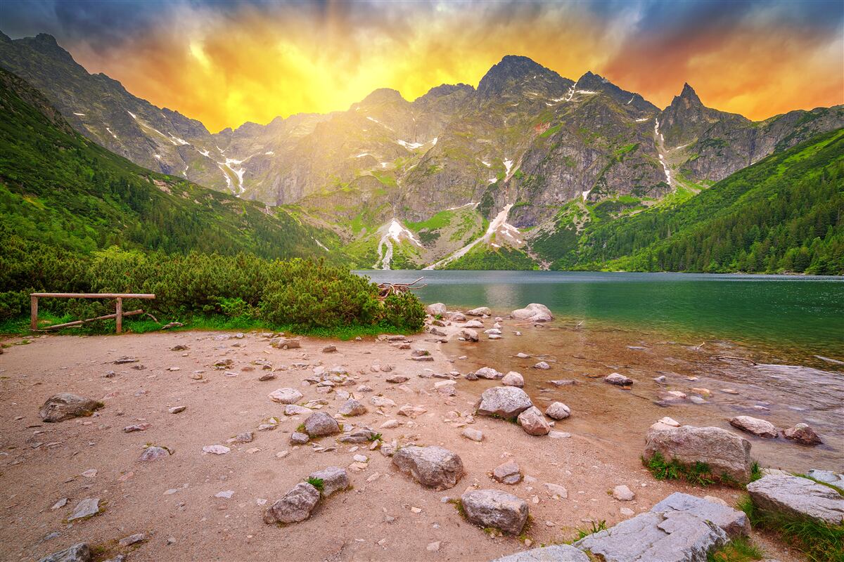 Papier peint soleil couchant derrière un lac dans les montagnes tatra