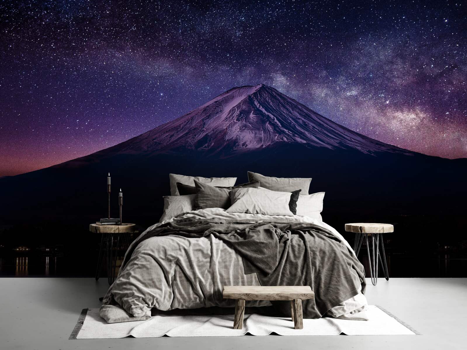 Papier peint ciel étoilé de couleur violette au-dessus du sommet de la montagne