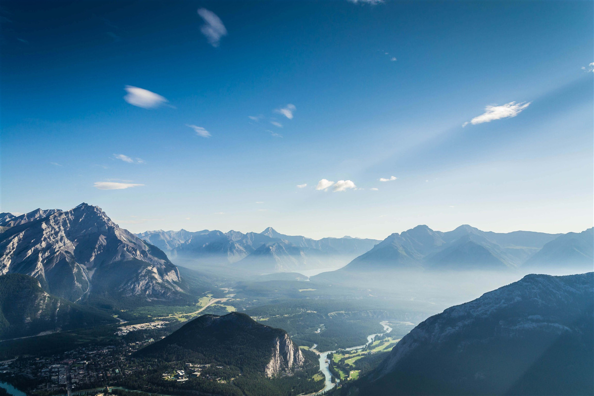 Papier peint du haut des montagnes, on peut voir le vaste ciel bleu