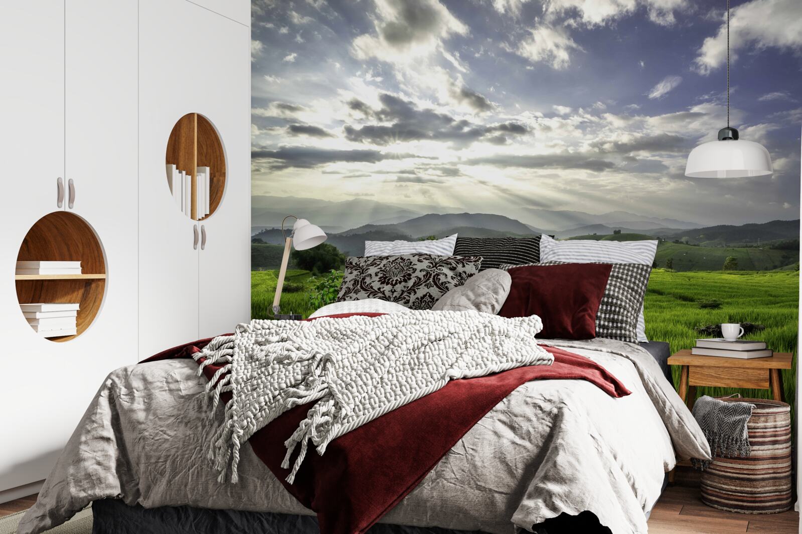 Papier peint une clairière immergée dans le vert des montagnes est illuminée par les rayons du soleil