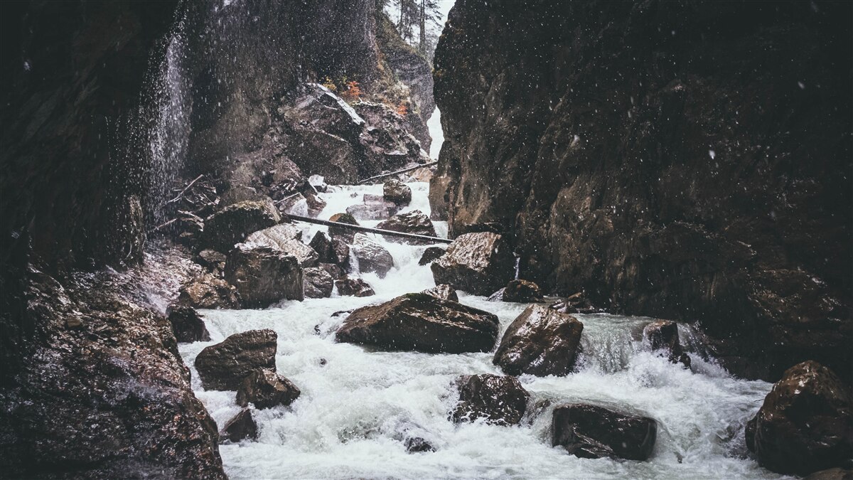 Papier peint entre les rochers se trouve une majestueuse cascade de montagne