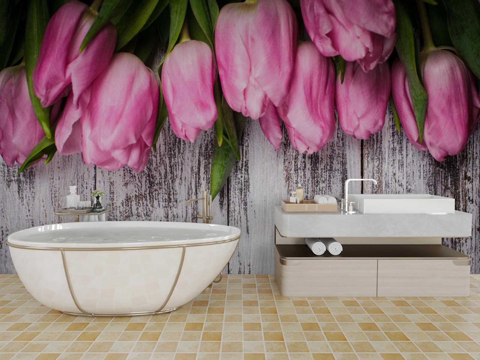 Papier peint tulipes roses sur fond de bois