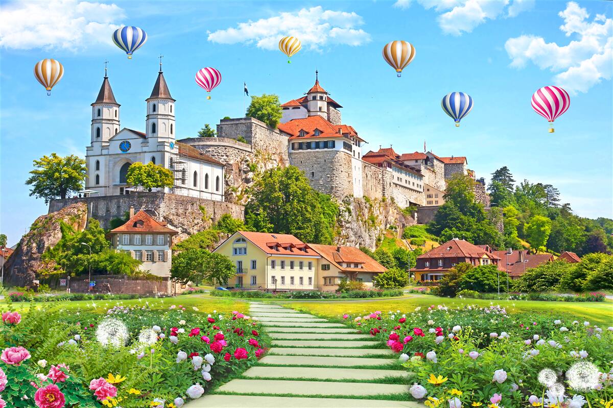 Papier peint des ballons multicolores s'envolent au-dessus des toits de la ville