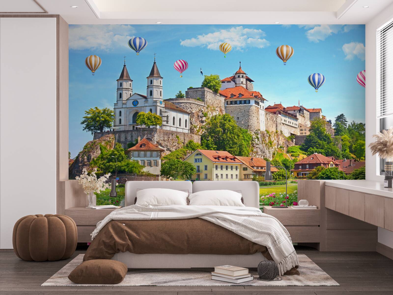 Papier peint des ballons multicolores s'envolent au-dessus des toits de la ville