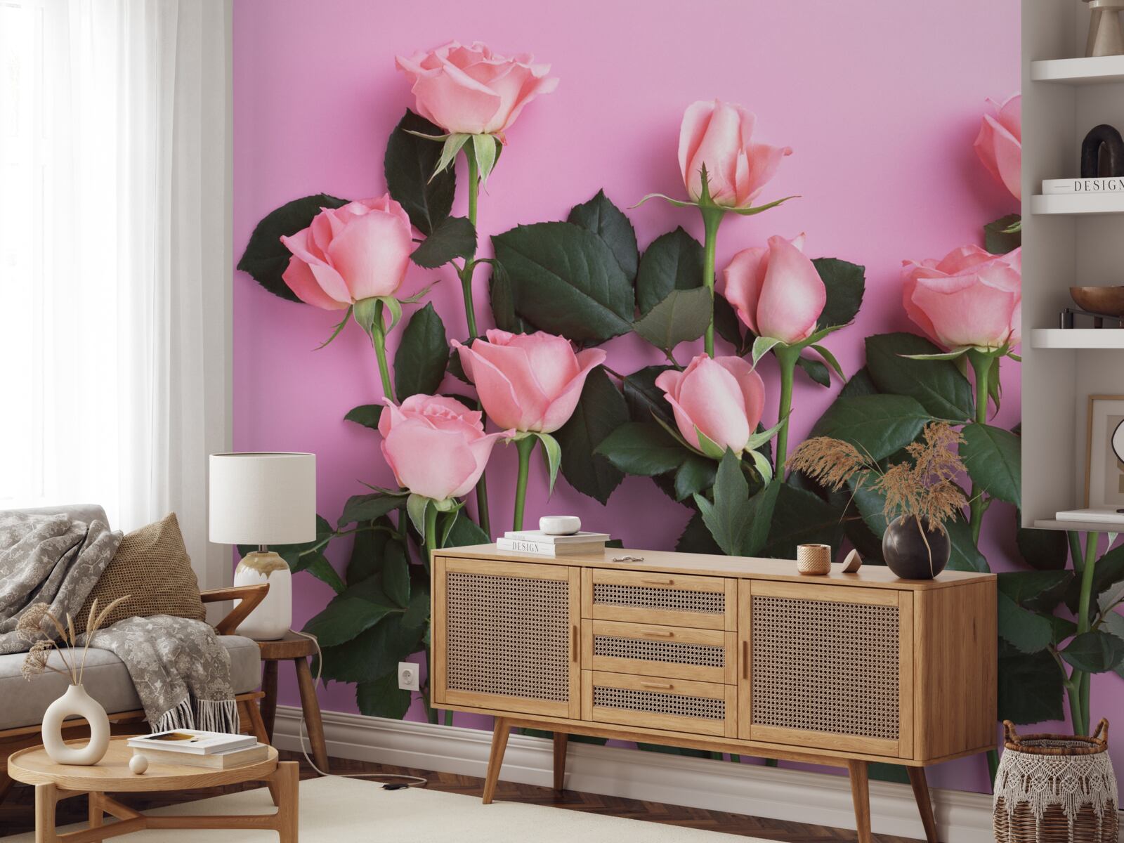 Papier peint roses délicates sur fond rose uni