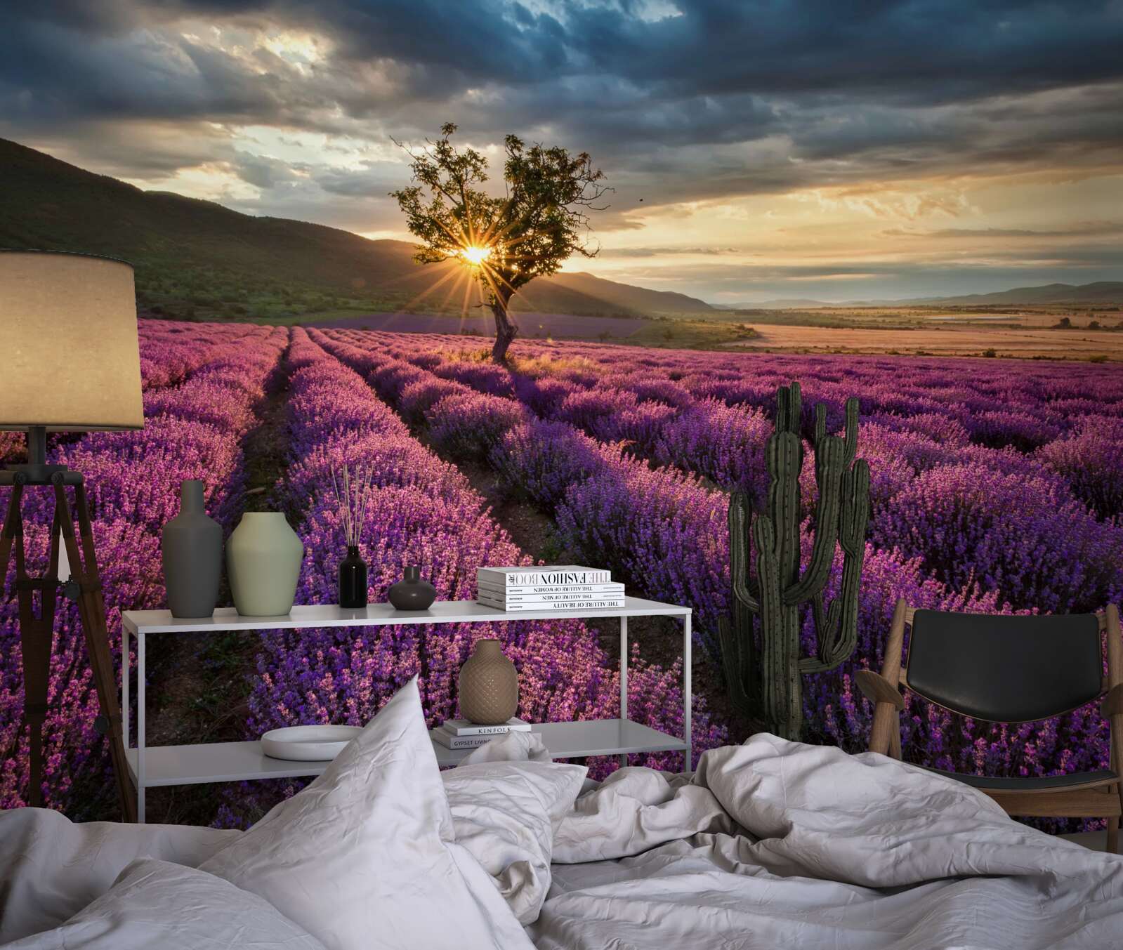 Papier peint coucher de soleil sur un champ de lavande entourant un arbre isolé