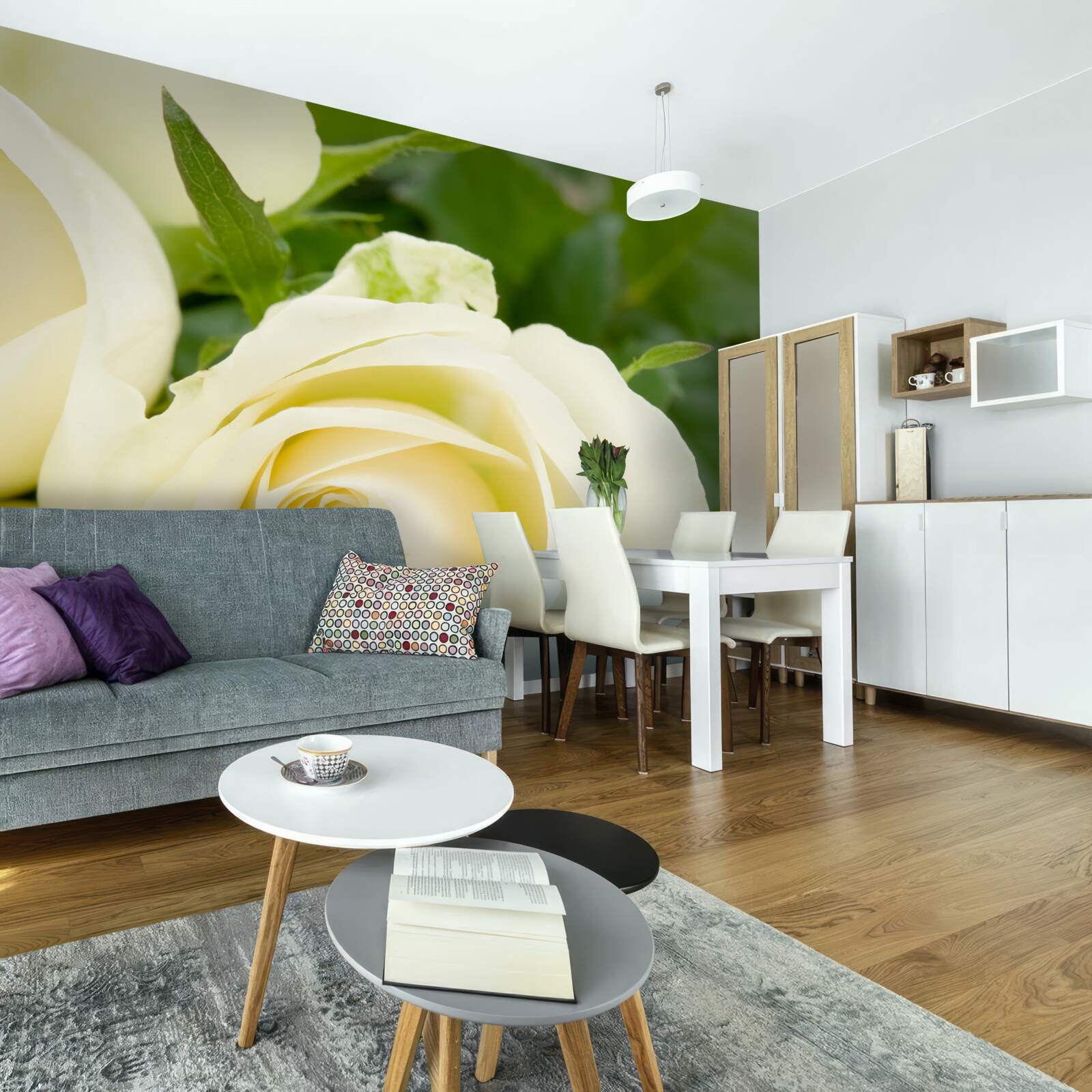 Papier peint rose de couleur beige avec des feuilles vertes