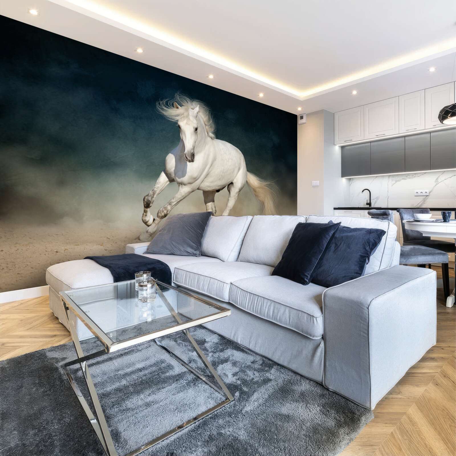 Papier peint un cheval blanc galope dans un champ ouvert