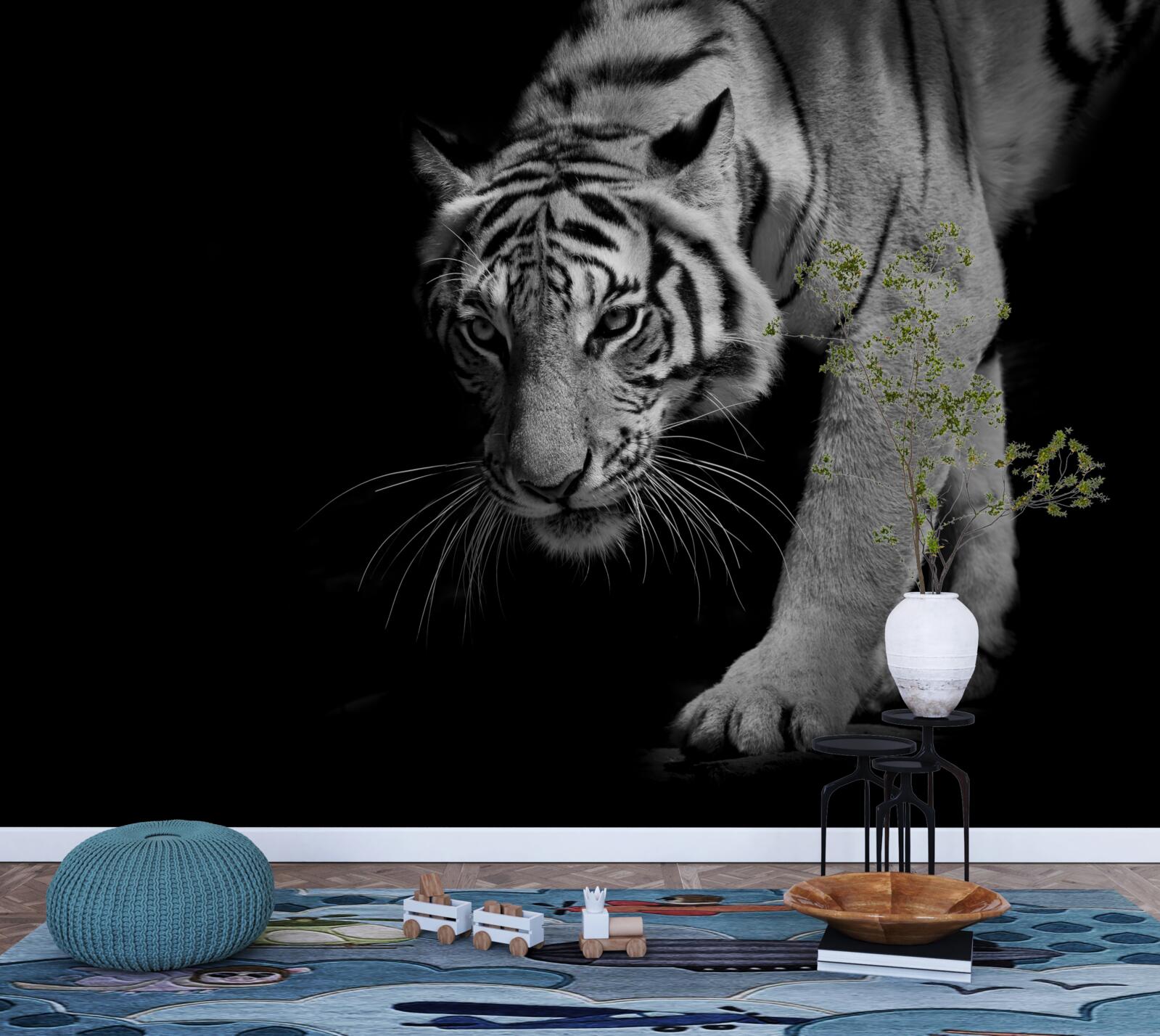 Papier peint tigre rampant sur fond d'obscurité