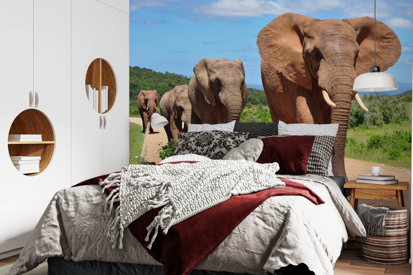 Papier peint Un groupe d'éléphants rentre chez lui en traversant un terrain sablonneux.