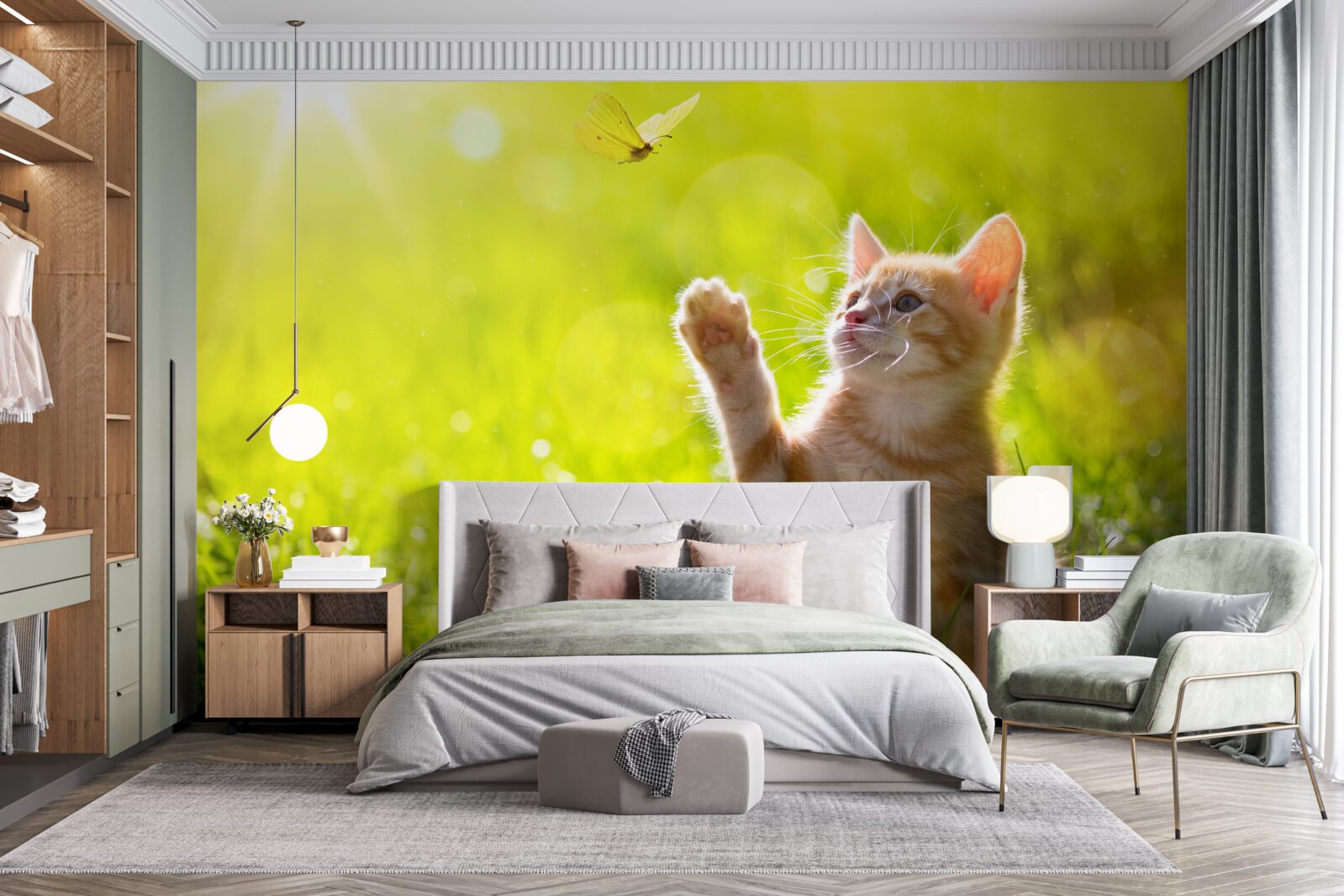 Papier peint un petit chat joue avec un papillon dans un champ vert