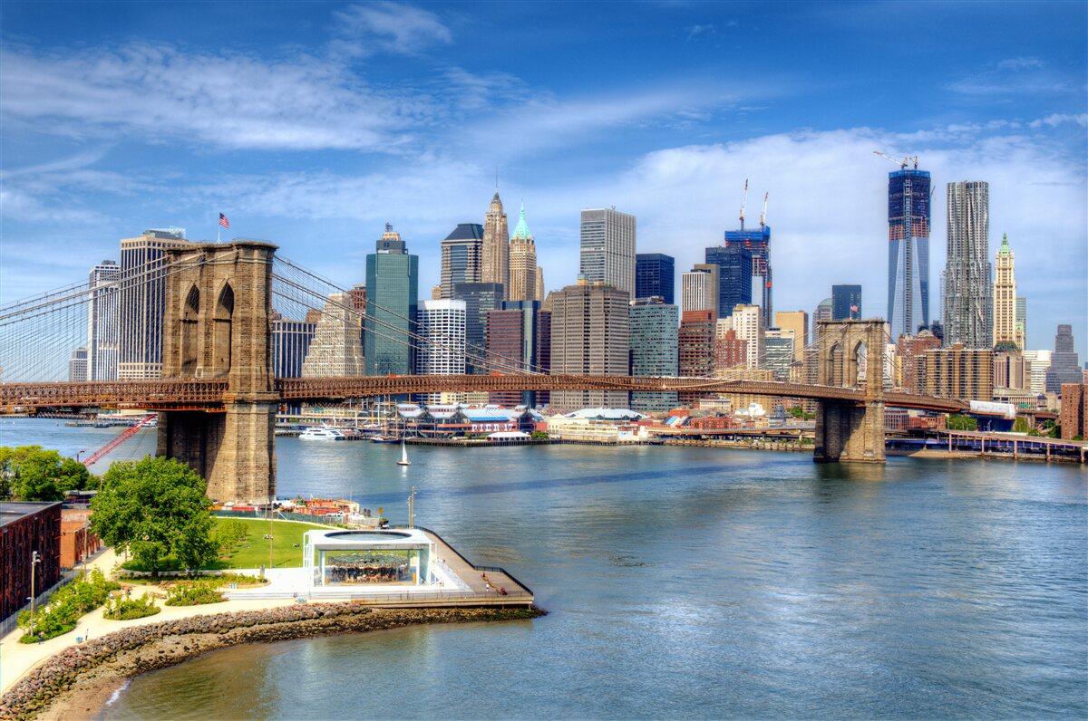 Papier peint Le pont de Brooklyn, construit en pierre, et les gratte-ciel de la ville