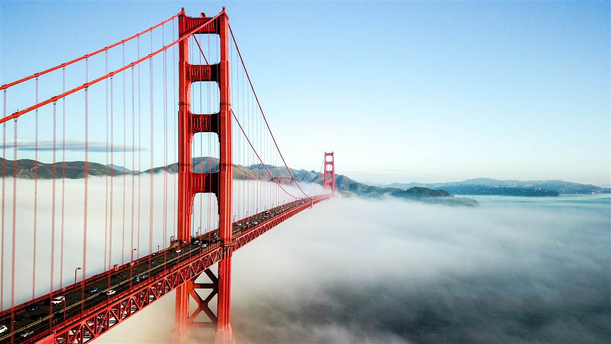 Papier peint le brouillard enveloppe le golden gate bridge