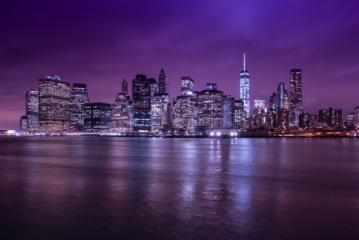 Papier peint de nombreuses lumières allumées aux fenêtres des gratte-ciel