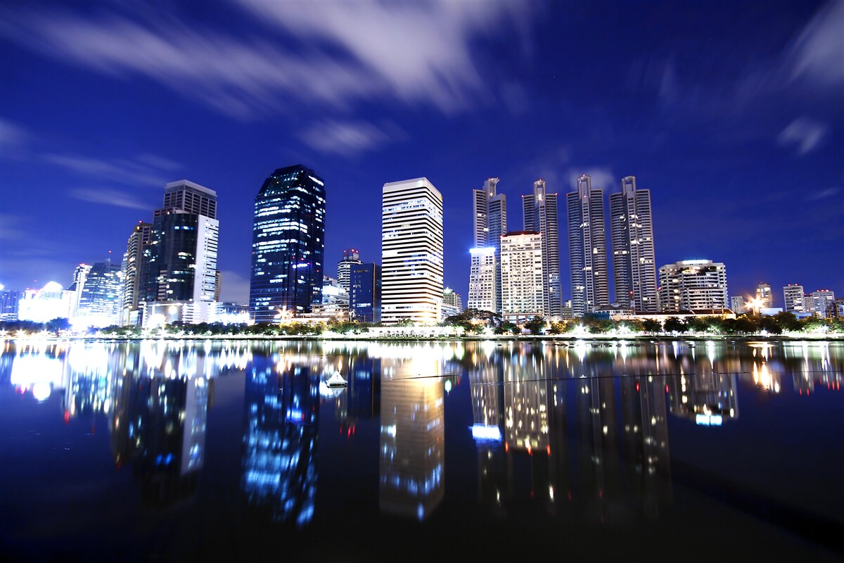 Papier peint reflet des gratte-ciel dans l'eau la nuit