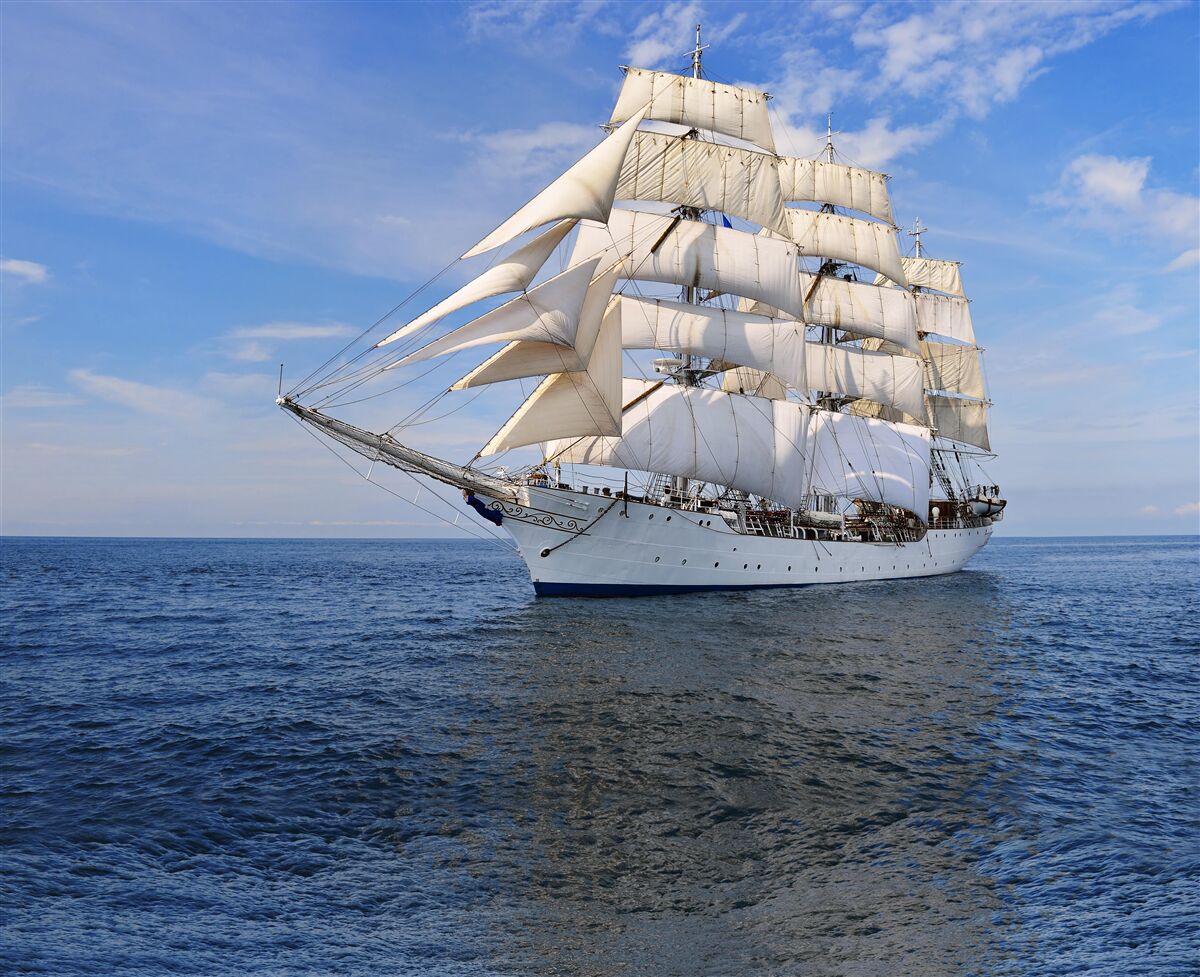 Papier peint un navire à voiles sur une mer calme