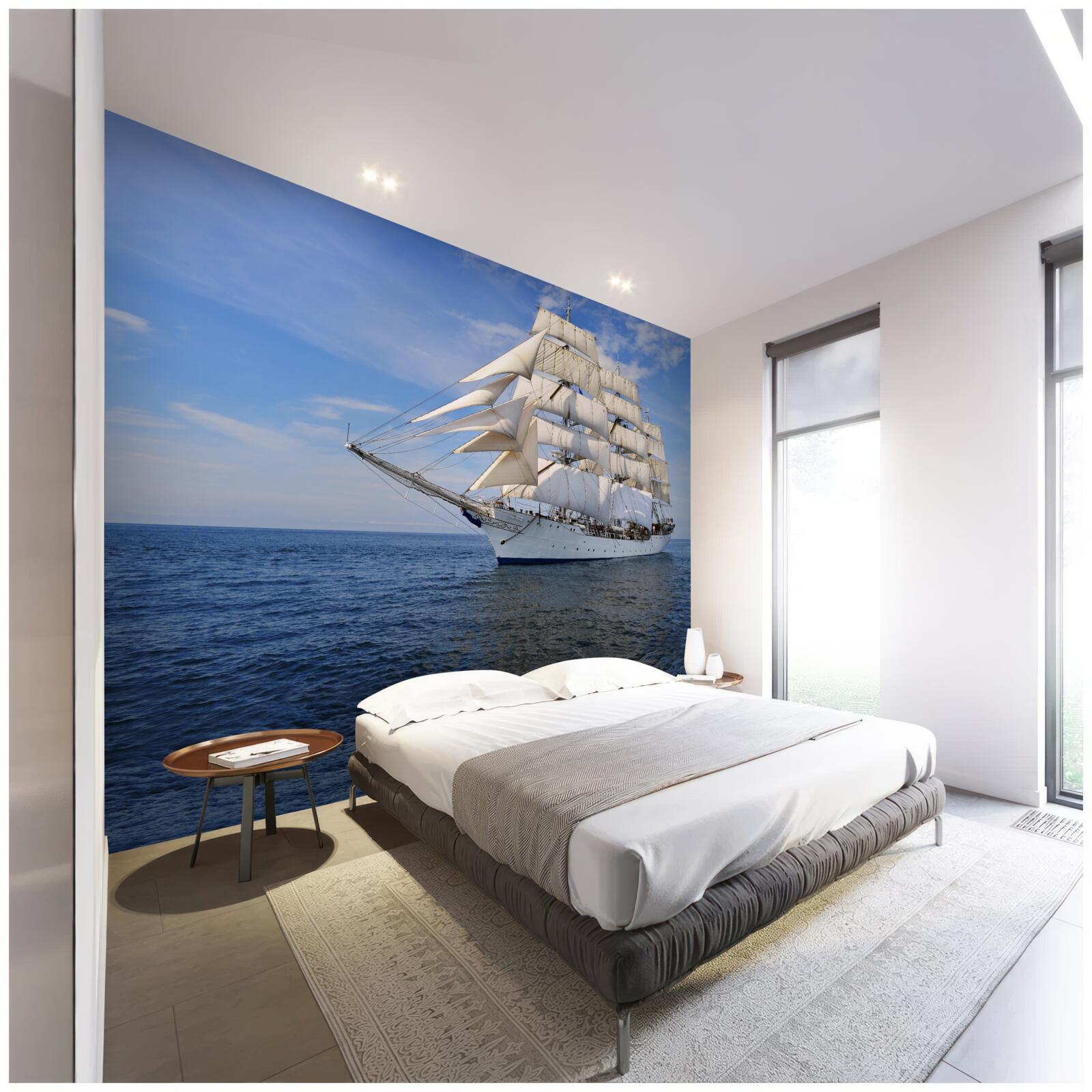 Papier peint un navire à voiles sur une mer calme