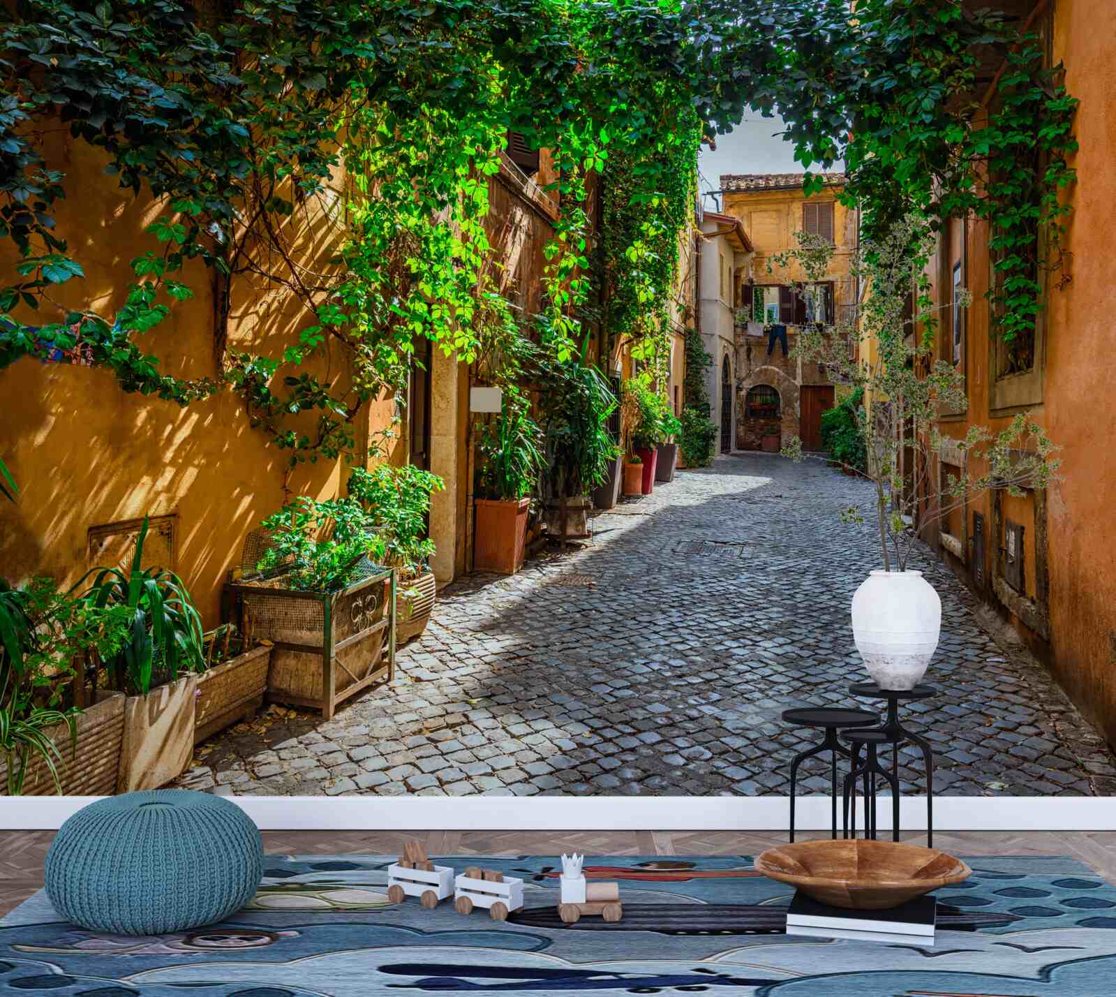 Papier peint La cour italienne, entourée de verdure, est remplie de confort.