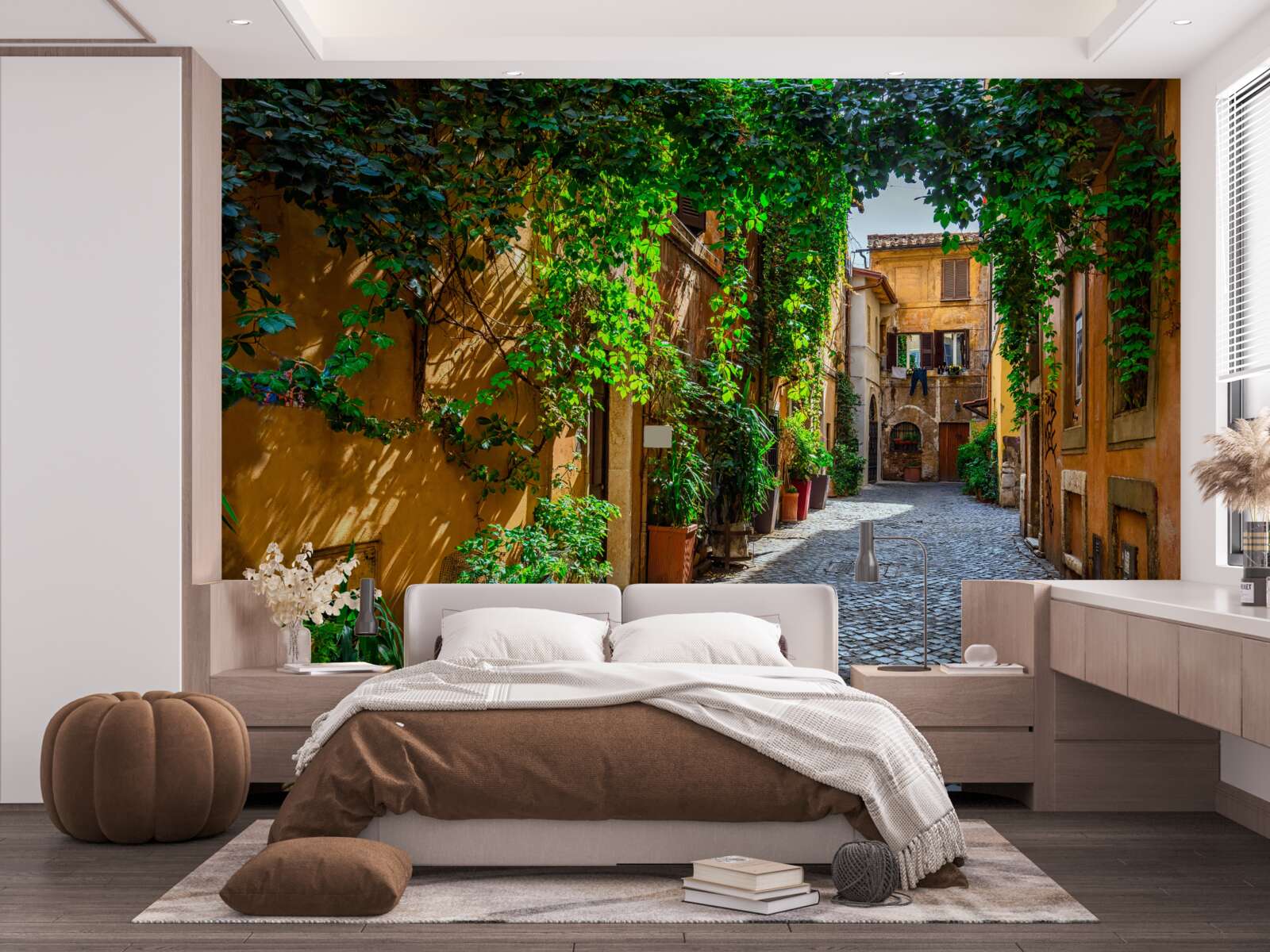 Papier peint La cour italienne, entourée de verdure, est remplie de confort.