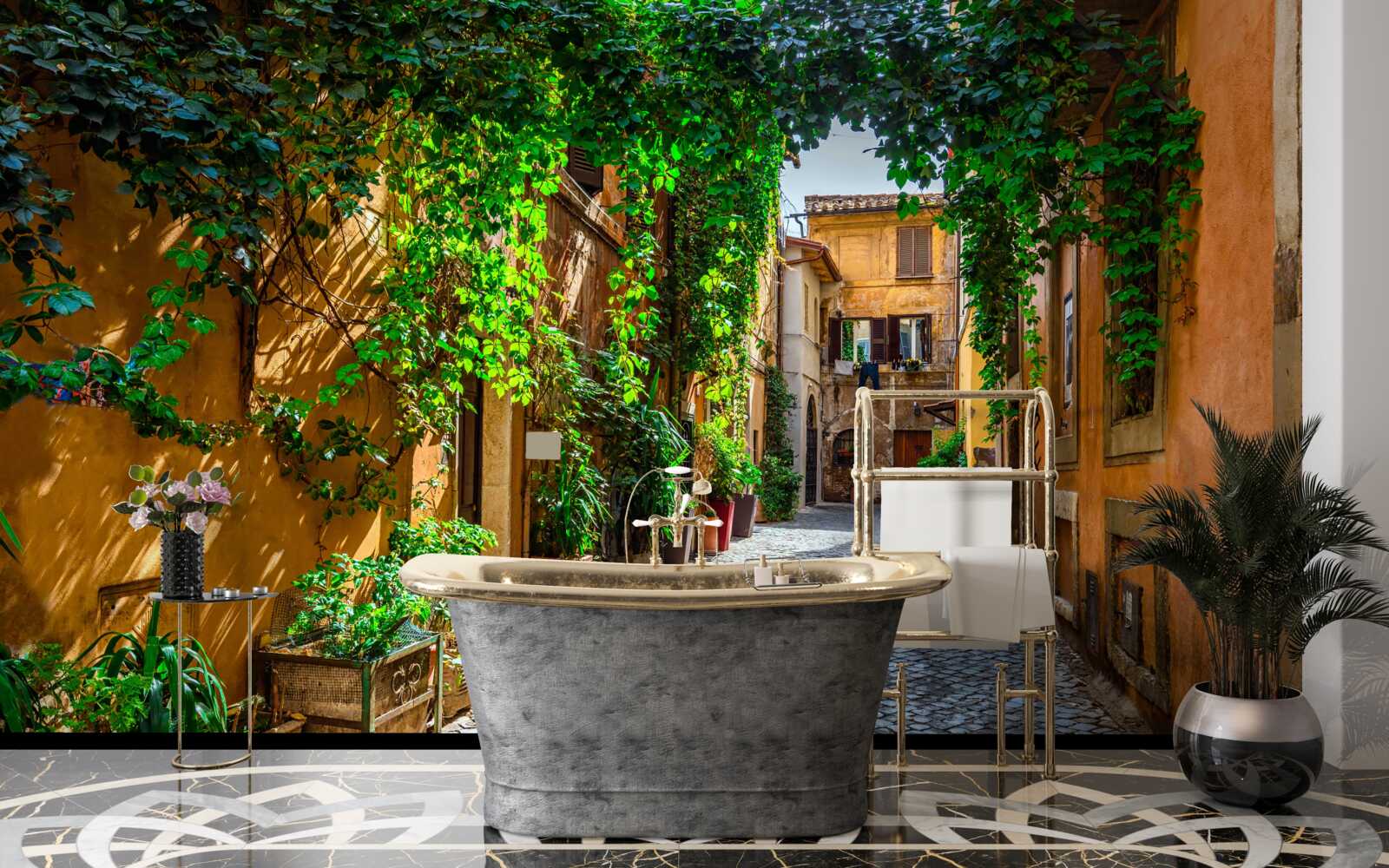 Papier peint La cour italienne, entourée de verdure, est remplie de confort.