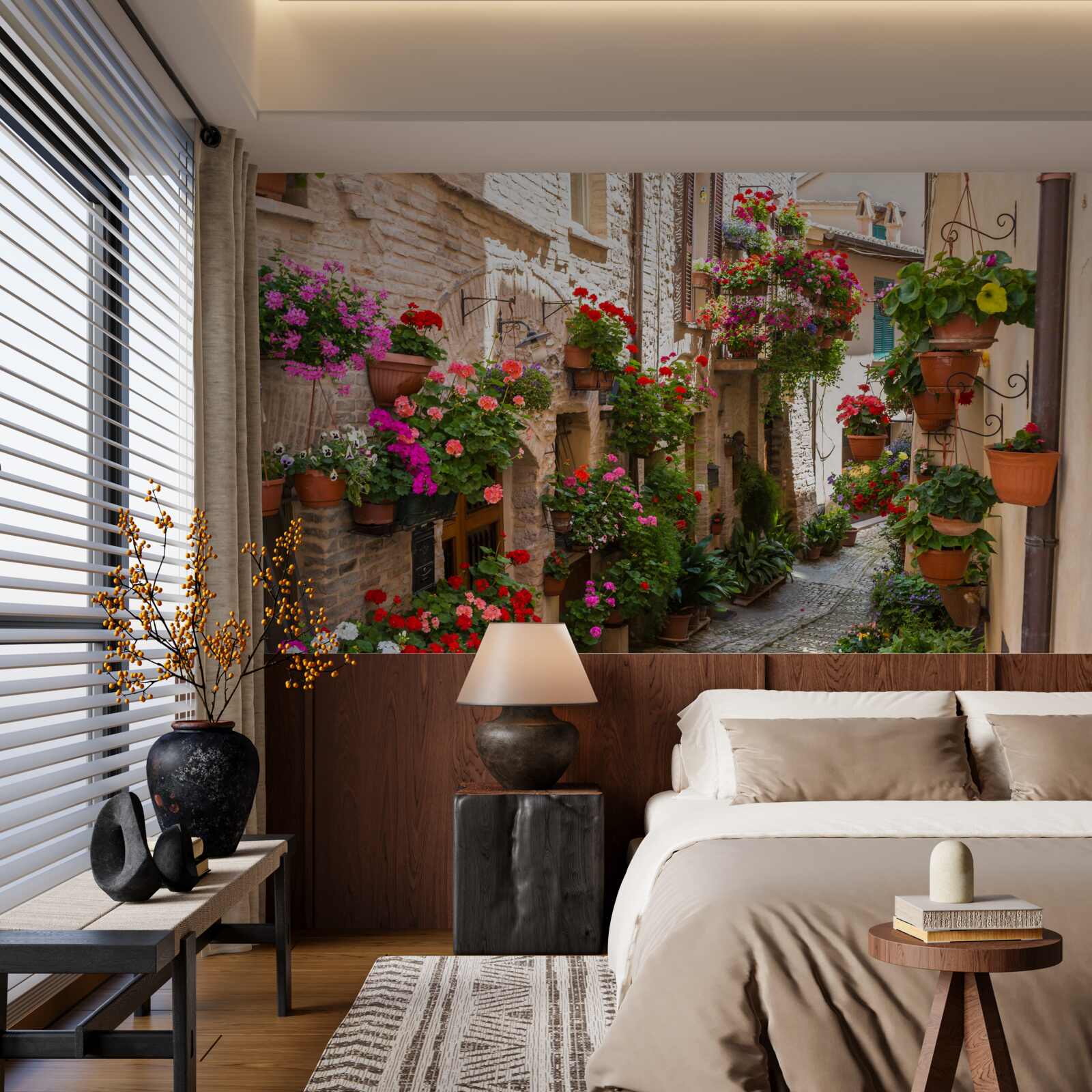 Papier peint une rue immergée dans une verdure dense, cachant son ancienneté