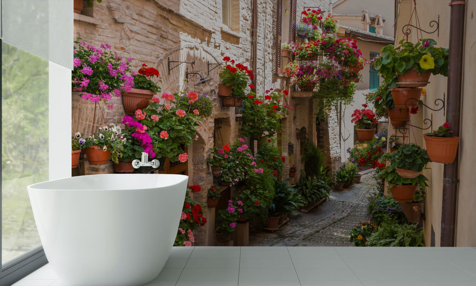 Papier peint une rue immergée dans une verdure dense, cachant son ancienneté
