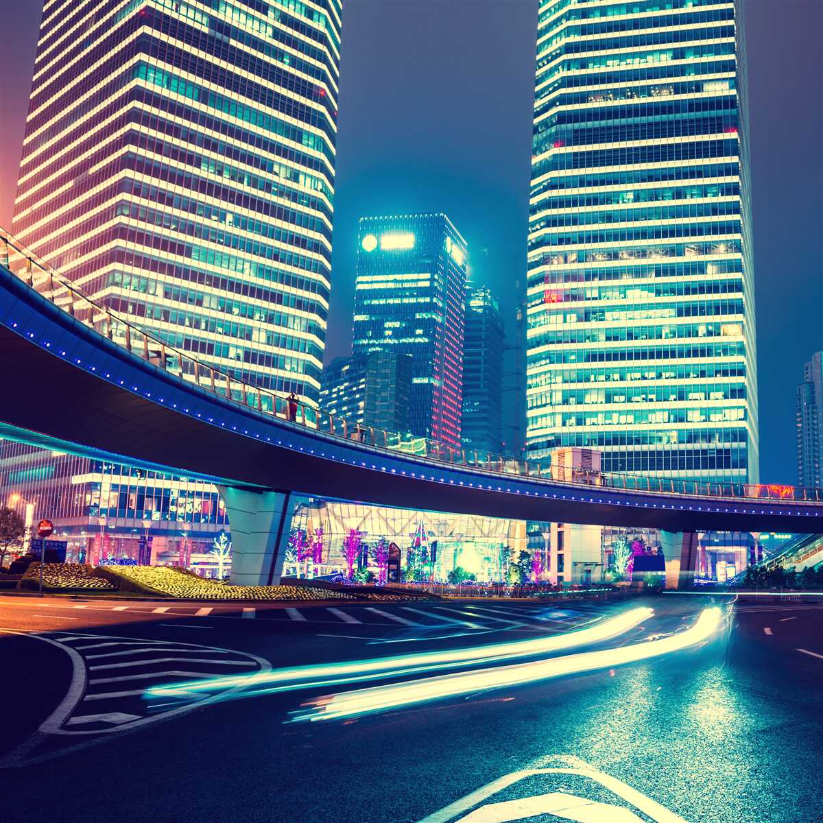 Papier peint ville de nuit avec des gratte-ciel et un pont
