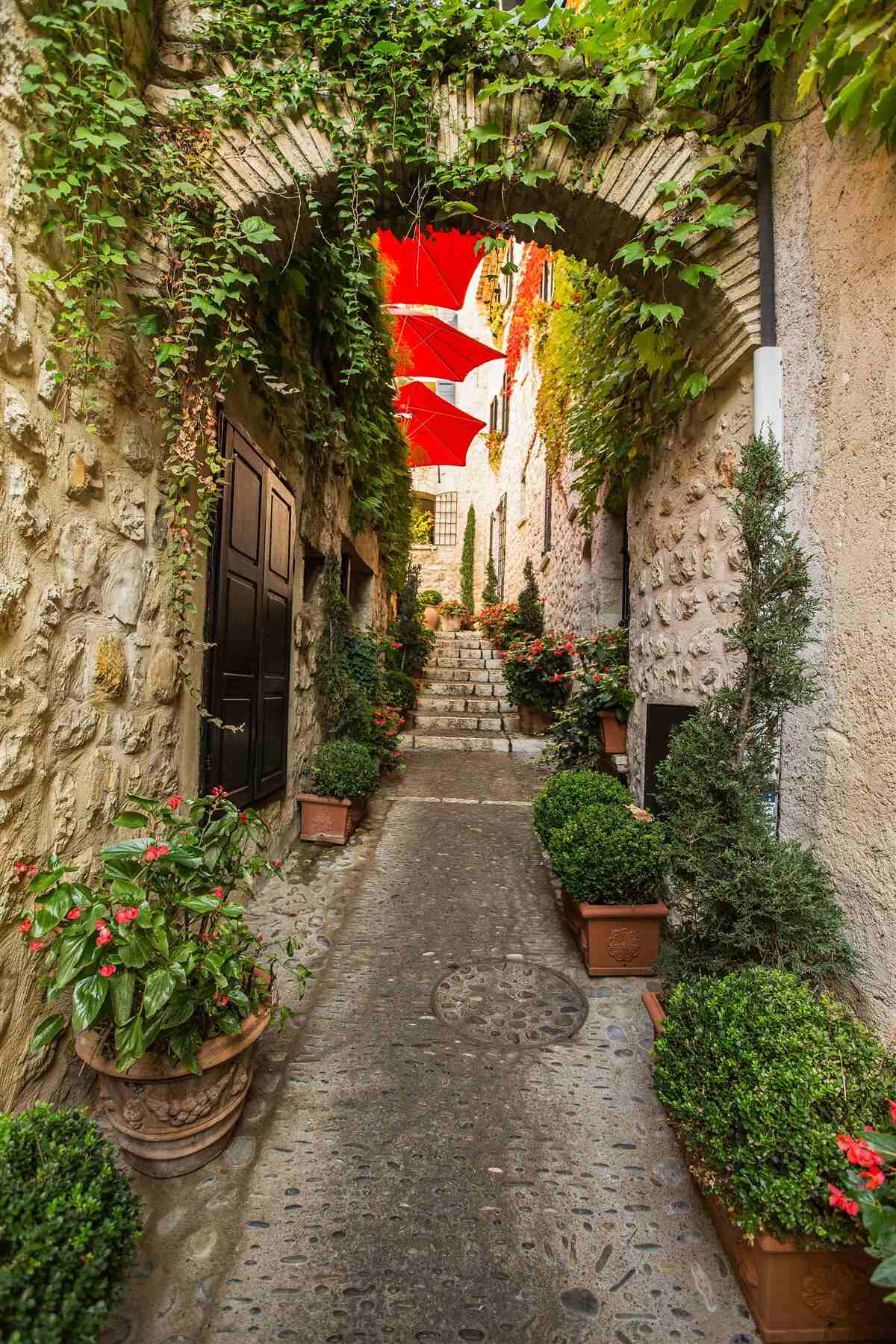 Papier peint Un arc en pierre dans une rue ancienne