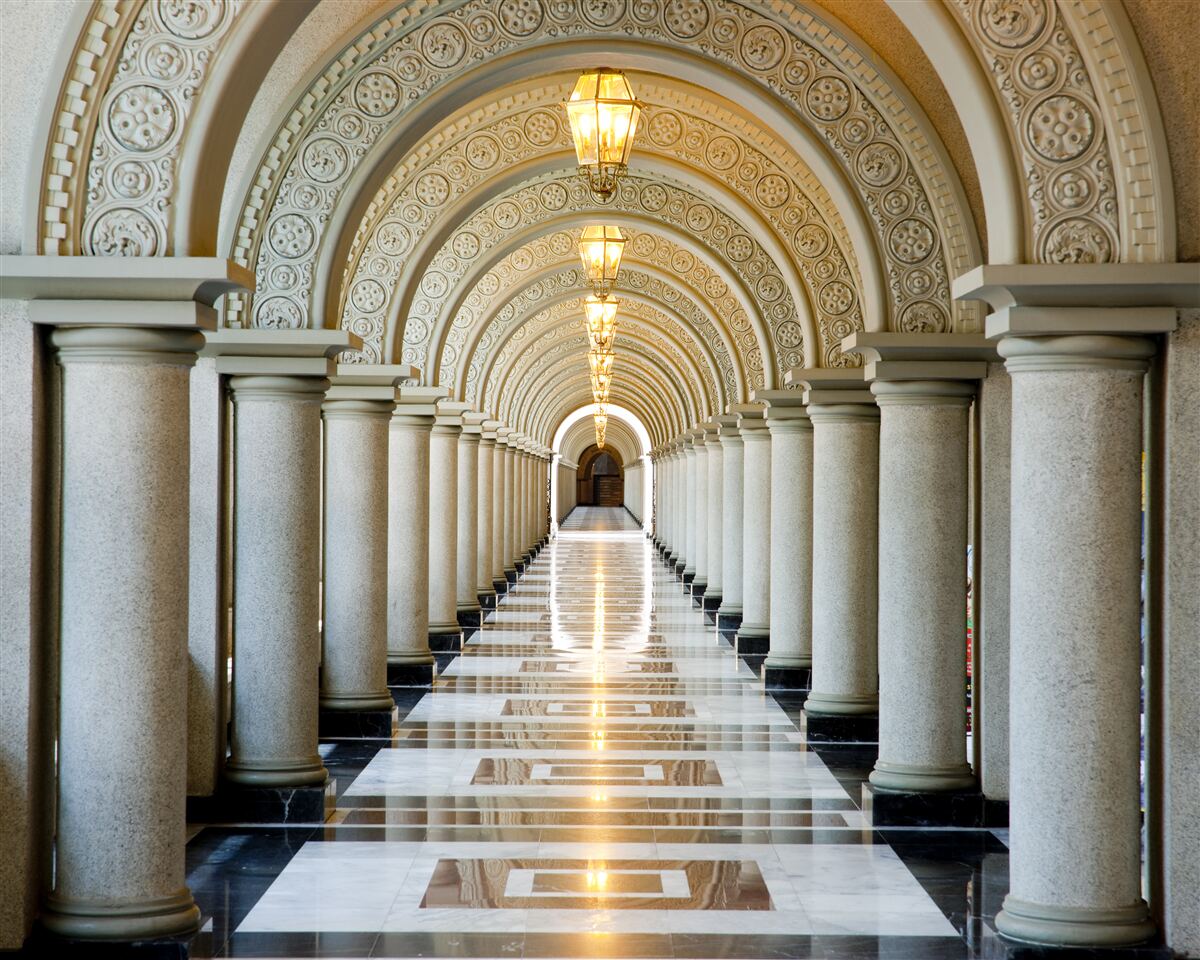 Papier peint une interminable rangée de piliers de marbre