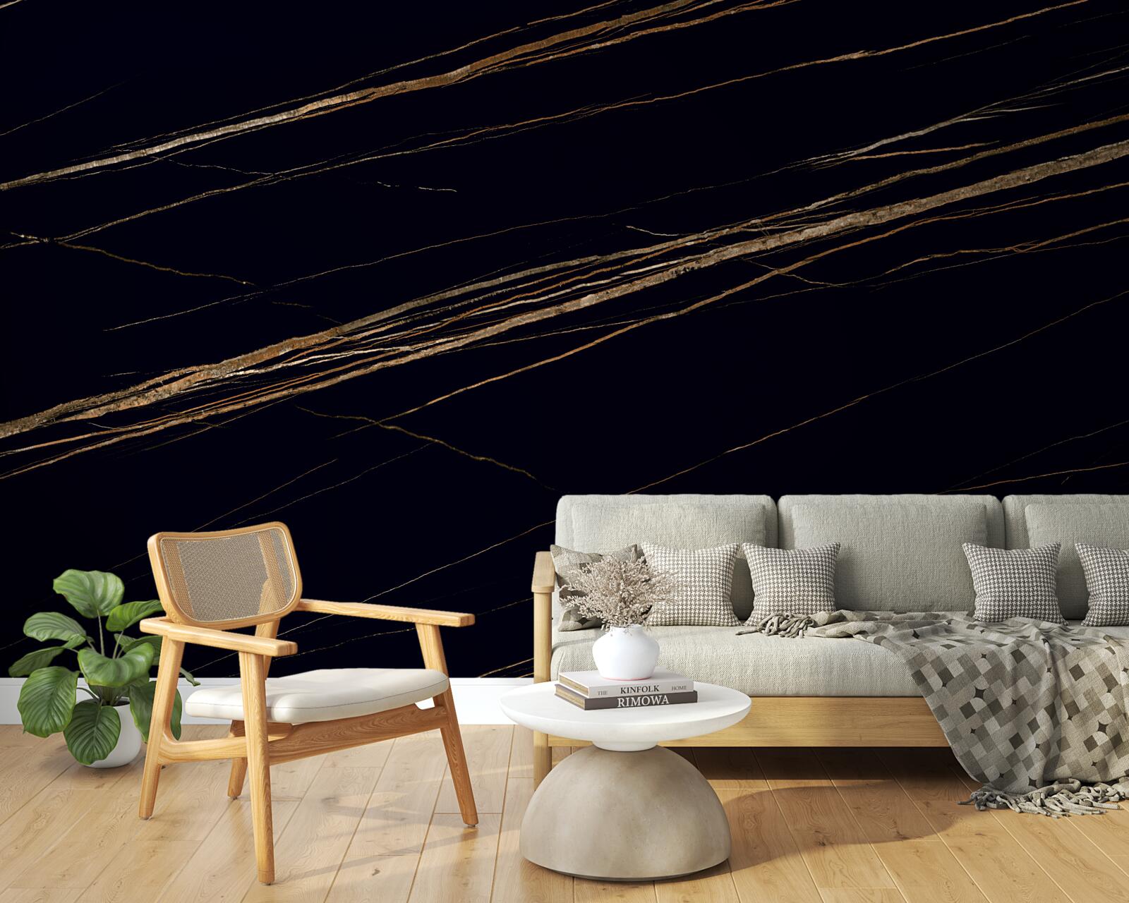 Papier peint rayures dorées sur fond noir