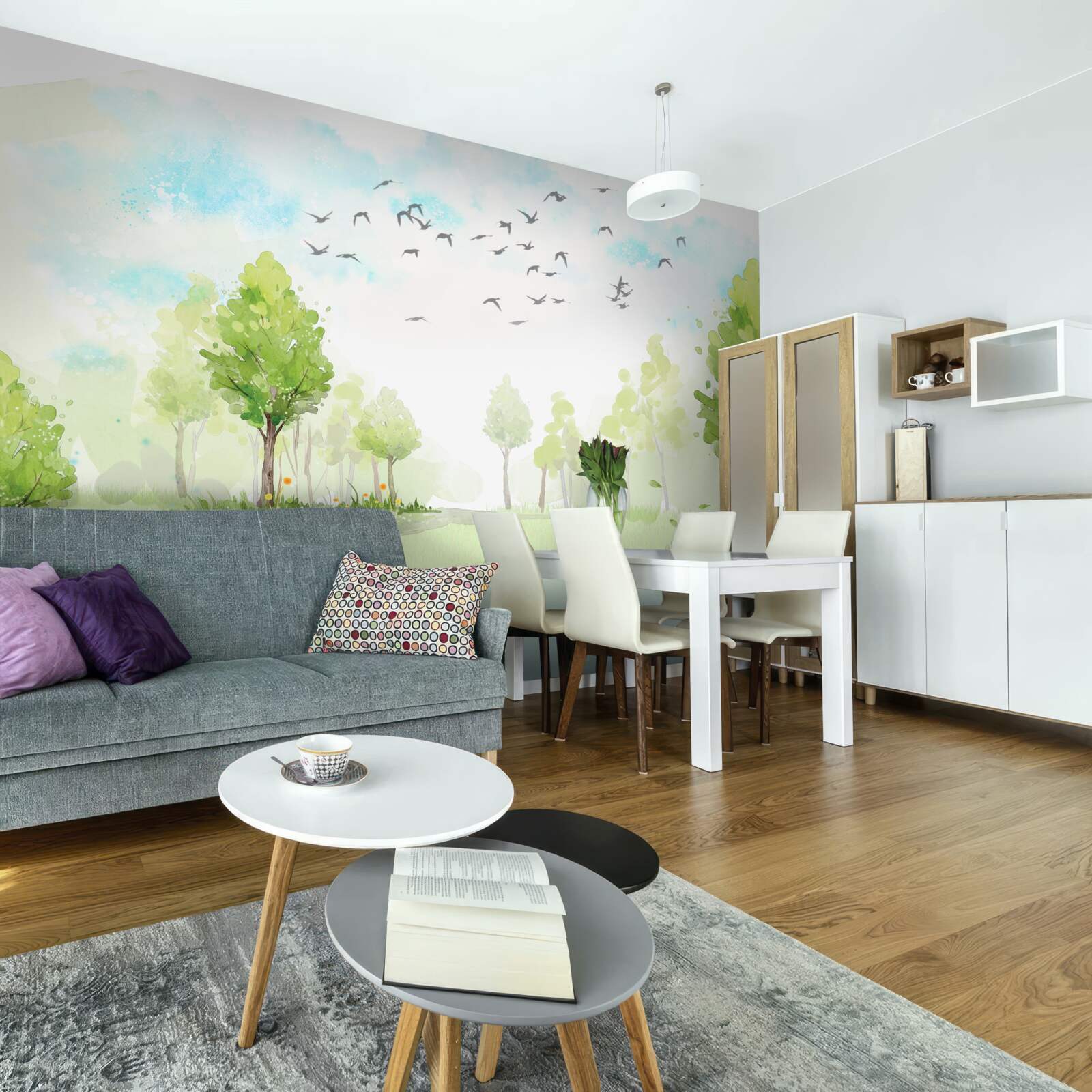 Papier peint vol d'oiseaux entre les arbres