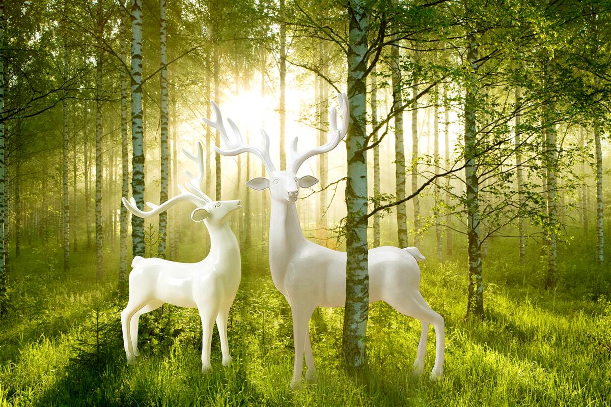 Papier peint cerf blanc dans une forêt verdoyante