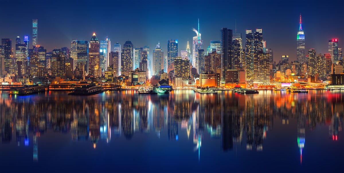 Papier peint reflet de la ville de nuit dans l'eau