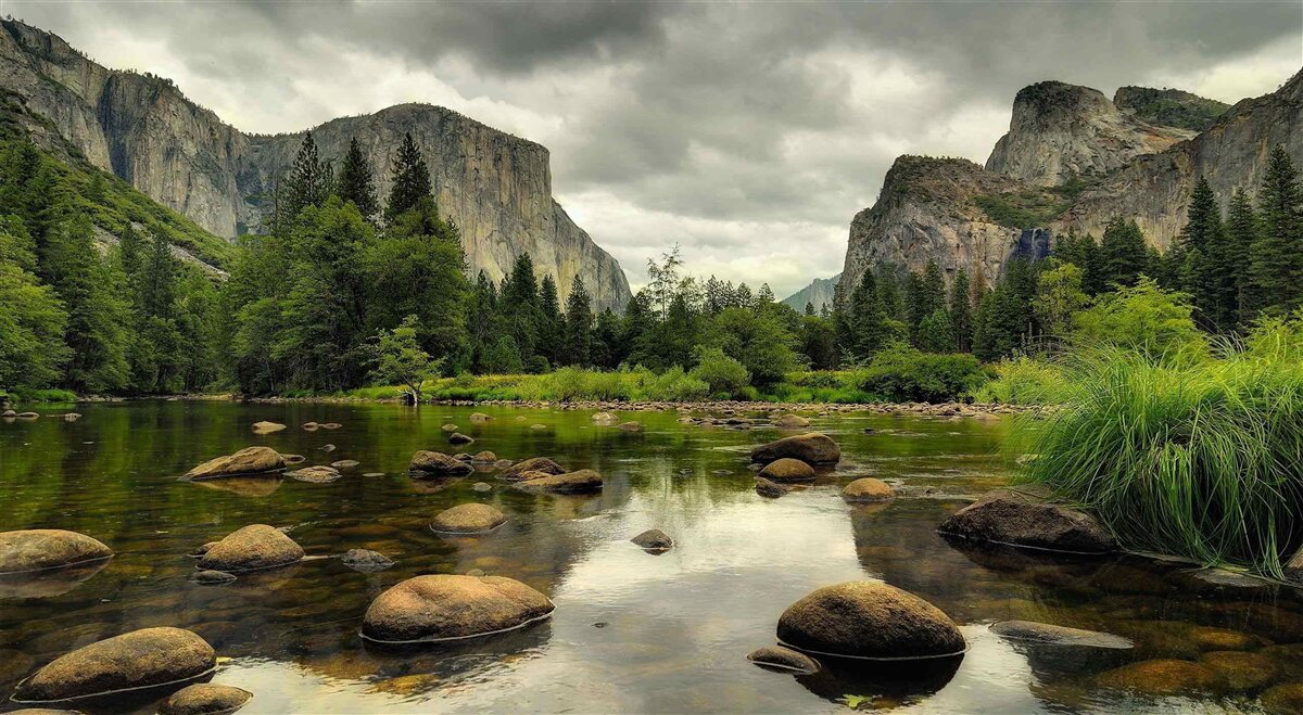 Papier peint journée nuageuse au bord d'une rivière en montagne